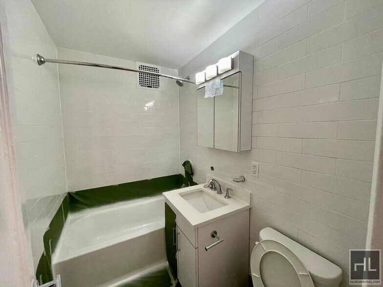 Building Photo - E 81st St