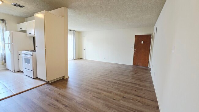 Building Photo - 526 S St Andrews Pl