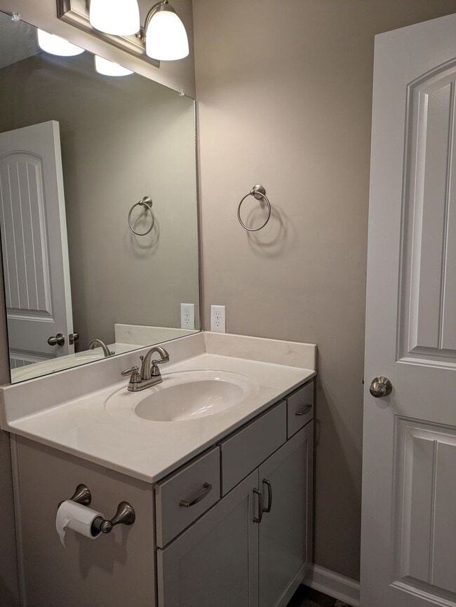 Building Photo - 2 Bedroom Condo For Rent in Sango Area!