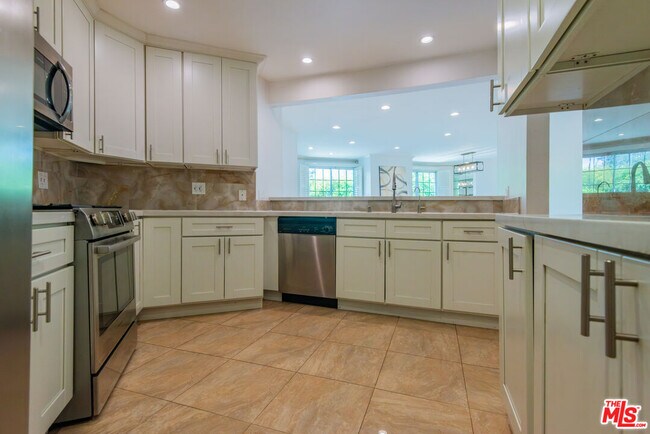 Building Photo - 458 N Oakhurst Dr