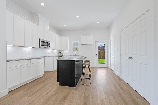 Building Photo - 6726 Dumble St