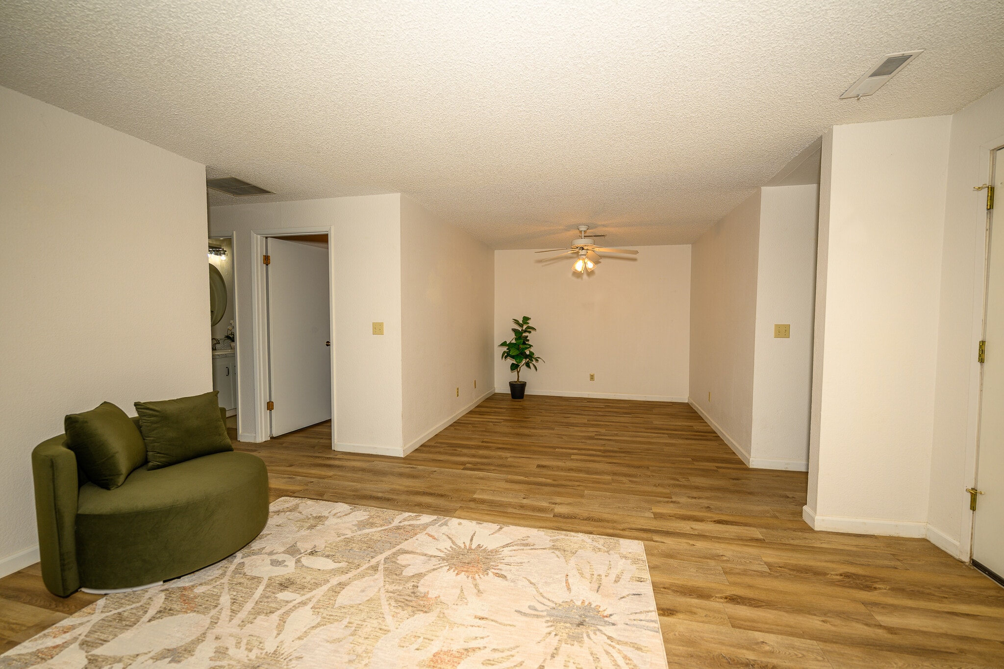 Dining Room - 418 S Quillan Plz