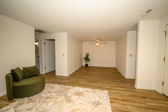 Dining Room - 418 S Quillan Plz