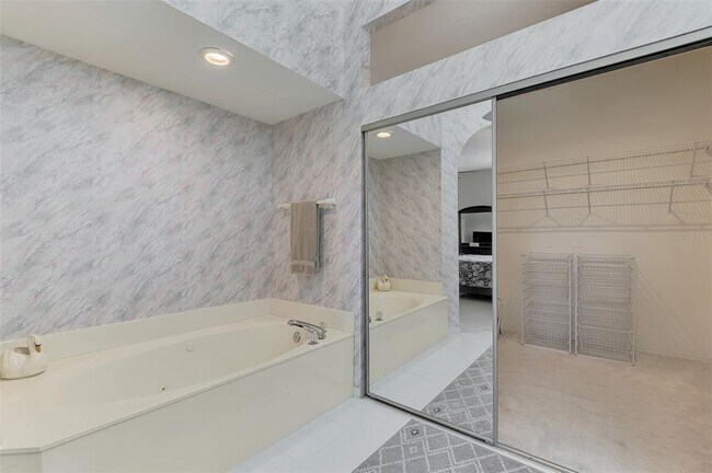 Building Photo - 549 Fallbrook Dr