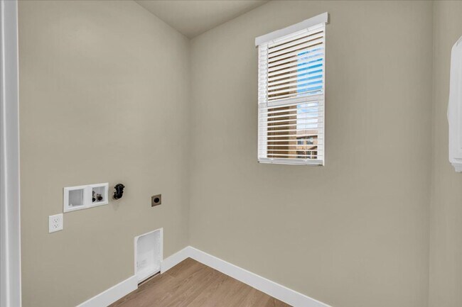 Building Photo - 850 E 600 S