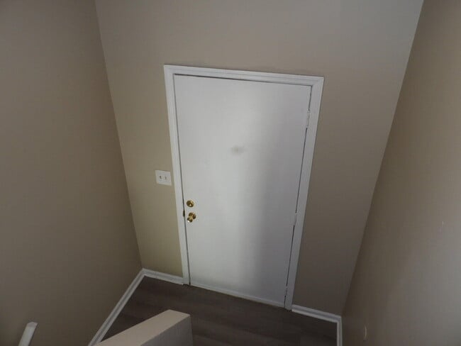 Building Photo - 468 Schenkel Ln