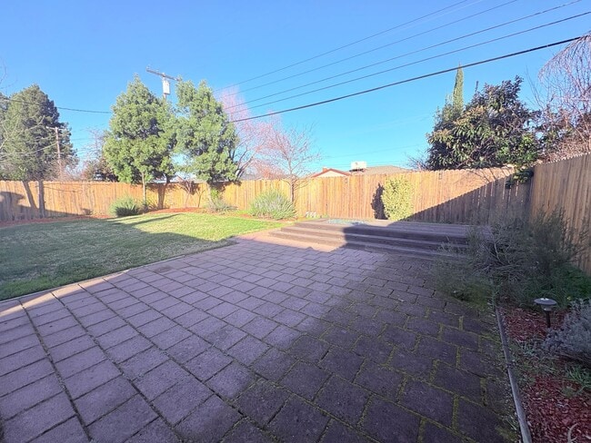 Building Photo - 1524 Gladstone Dr