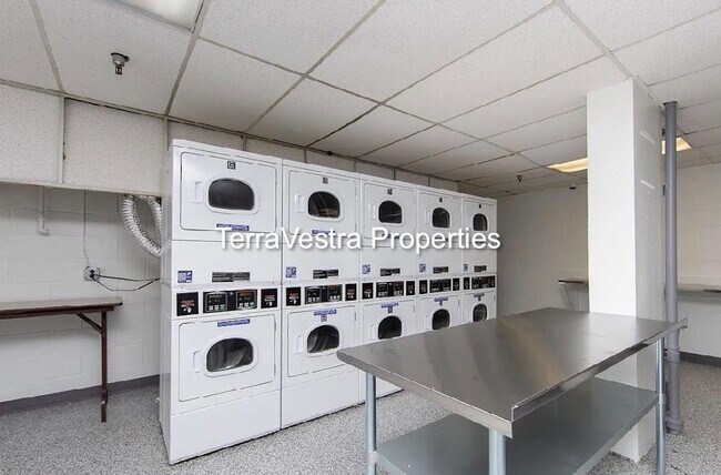 Building Photo - 1 Bed in Barclay Towers! Eligible for $500 Security deposit.