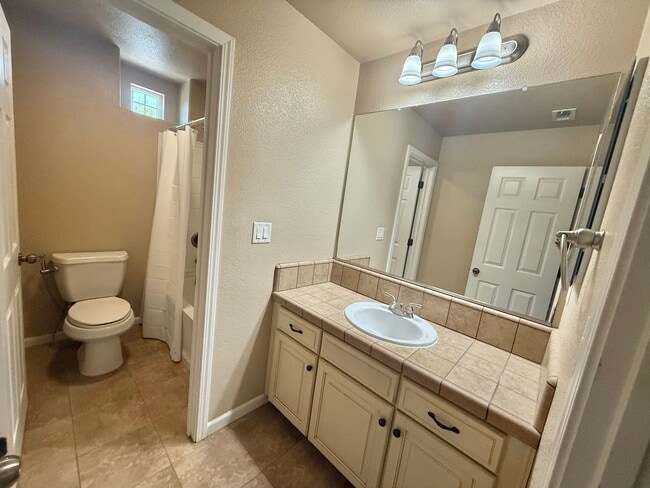 Building Photo - Charming 4 Bedroom Home in Springlake