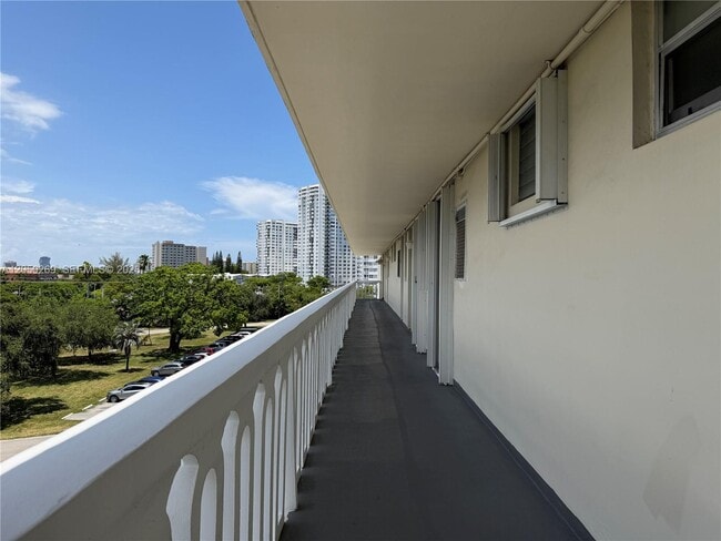Building Photo - 2851 Leonard Dr