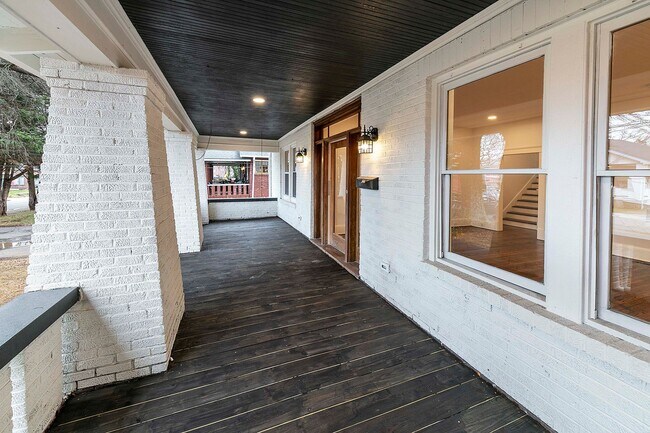 Building Photo - 104 E Glenwood Ave