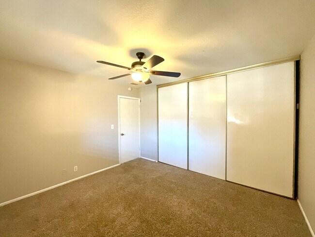 Building Photo - **APPLICATION RECEIVED** MUST SEE! 2 Bedroom / 1.5 Bath Duplex w/ Garage!