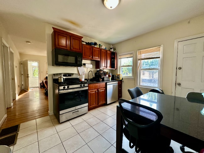 Building Photo - 30 Linden St