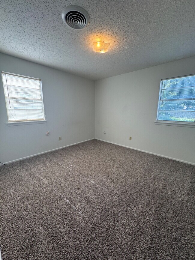 Building Photo - Charming 3-Bedroom Home with Spacious Layo...