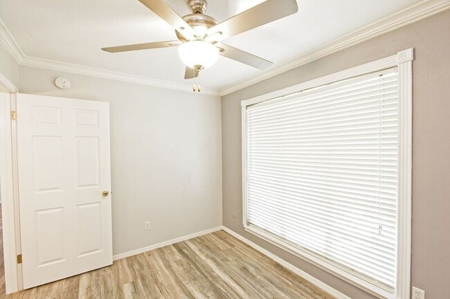 Building Photo - 10590 High Hollows Dr