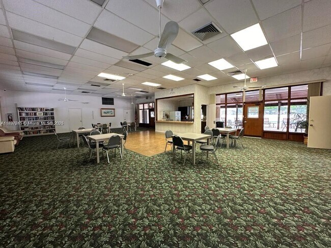 Building Photo - 454 N Laurel Dr