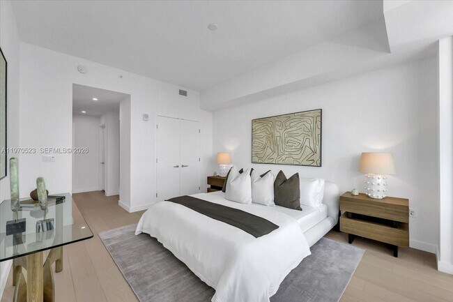 Building Photo - 9201 E Bay Harbor Dr