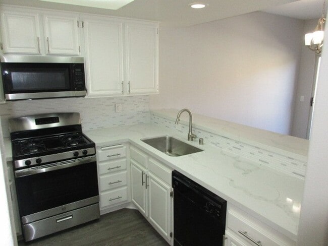 Building Photo - Scripps Ranch - Upgraded - 2BD/2BA - Unit in Terraces at Scripps Ranch
