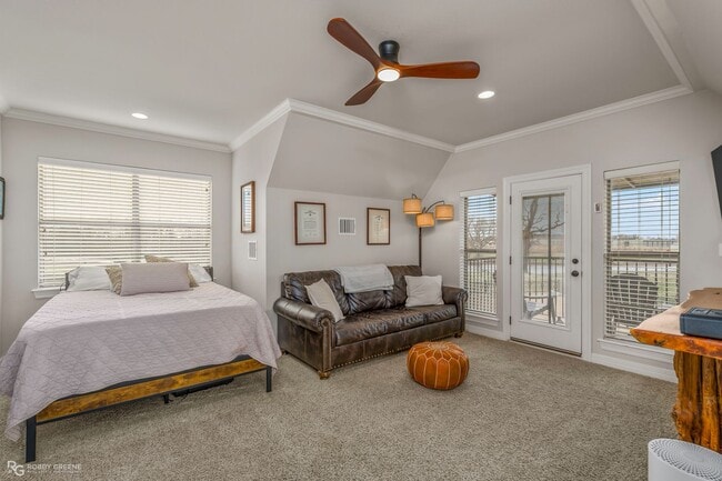 Building Photo - Beautiful 4 bedroom/4 Bathroom Home with a Peaceful Backyard