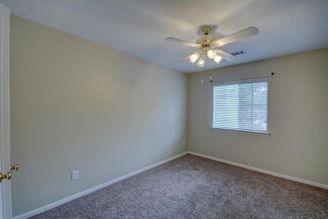 Building Photo - 7 N Spiral Vine Cir