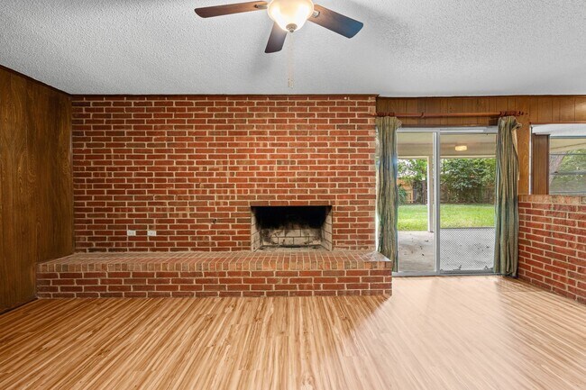 Building Photo - Classic in Cleburne
