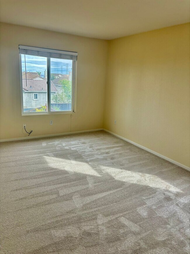 Building Photo - Great Neighborhood- Large 5 bed 3 bath home in San Marcos area in Pittsburg!