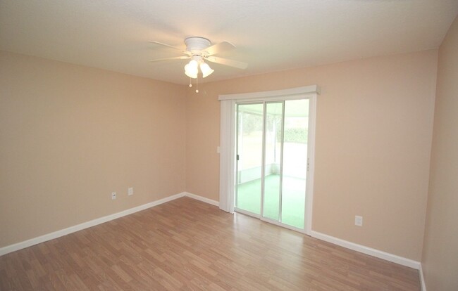 Building Photo - Roomy 4 Bed 2 Bath Home w Huge Screened La...