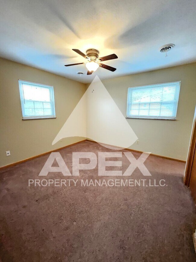 Building Photo - MOVE-IN SPECIAL, $1 RENT!! - Spacious Top Floor 1 Bd - 1Ba Apartment in Fountain City!