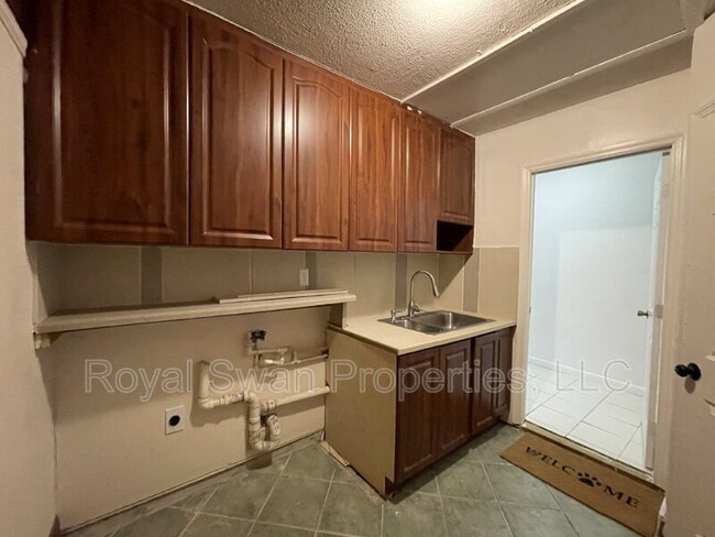 Building Photo - 222 Lakeview Dr