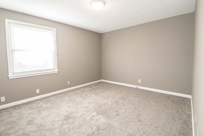 Building Photo - 807 Golf View Pl