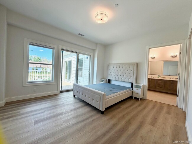 Building Photo - 905 Oakridge Cmns