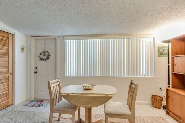 Building Photo - Beautiful Townhome Walking Distance to the...