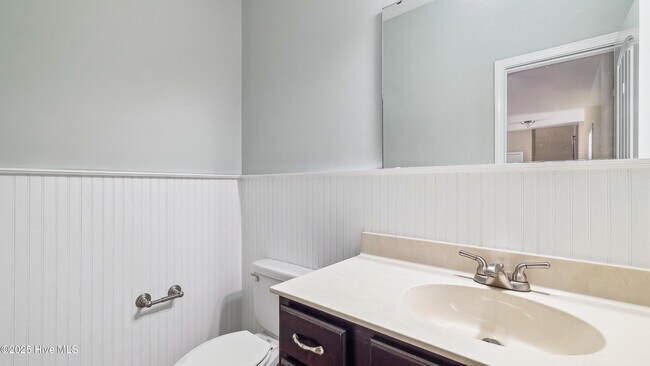 Building Photo - 110 Queens Cove Way