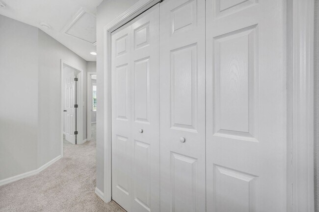 Building Photo - 3 Bedroom 2 Bathroom Townhouse