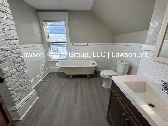 Building Photo - Three Bedroom Home - Walking Distance to G...