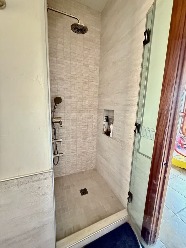 Building Photo - 250 Akia Pl