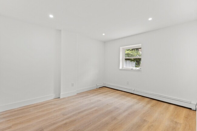 Building Photo - 302 E Harriet Ave