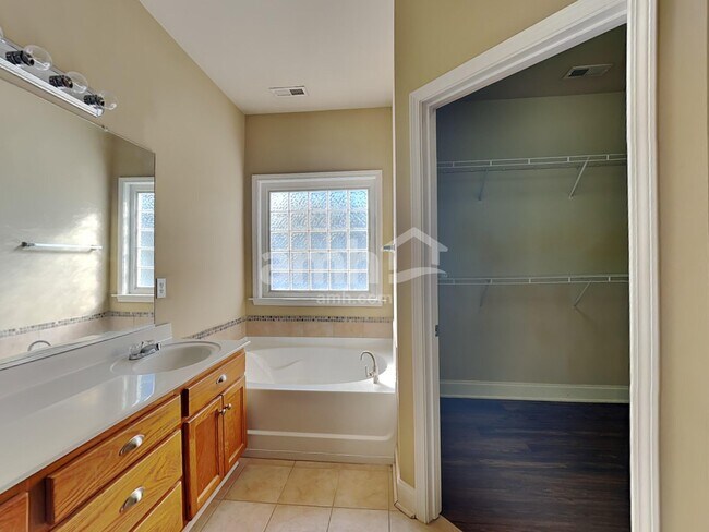 Building Photo - 220 Ash Dr