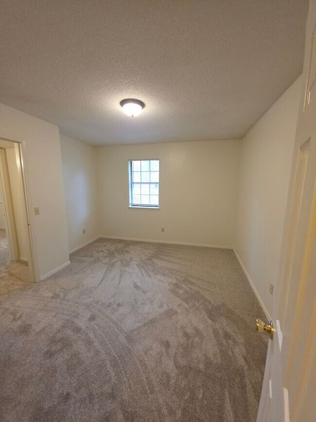 Building Photo - 611-615 N Greenwich Ave