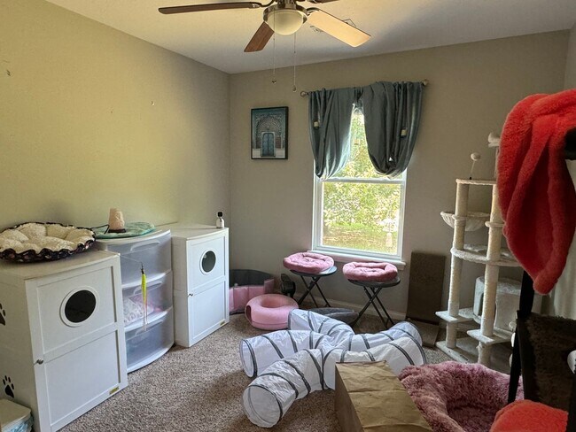 Building Photo - 3-Bedroom, 2-Bathroom Modern Home in East ...