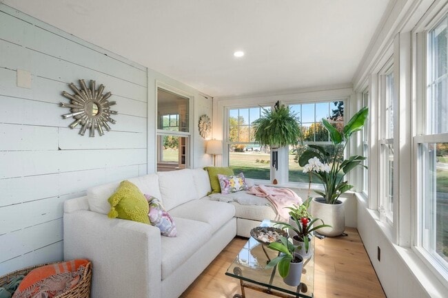 Building Photo - 335 Central Rd