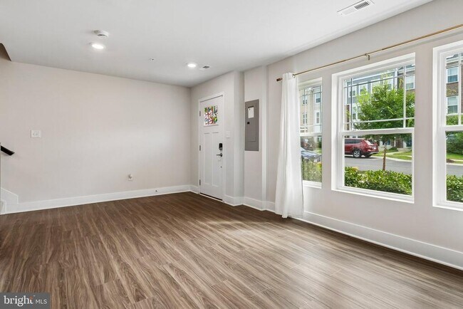 Building Photo - 6941 Waterbury Pl