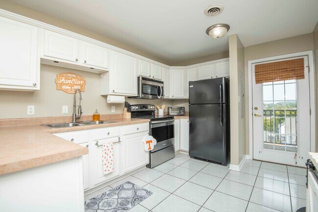 Building Photo - Knoxville 37916 - 3 bedroom, 2 bath condo in UT area, Short term rental considered @ $3400 a mont...
