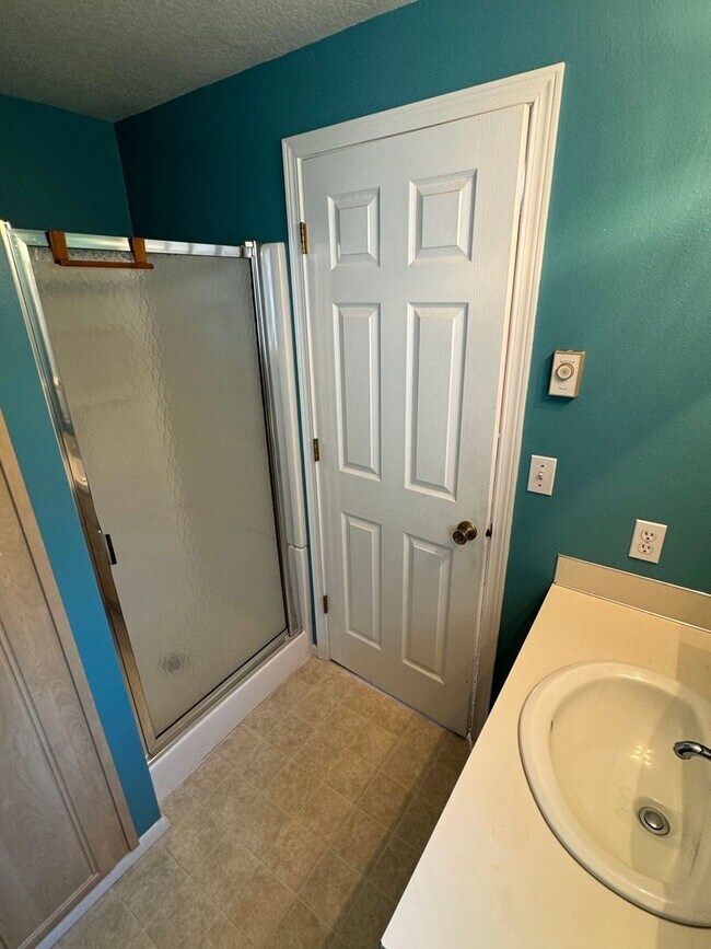 Building Photo - 3 Bedroom House off Harlow Rd.