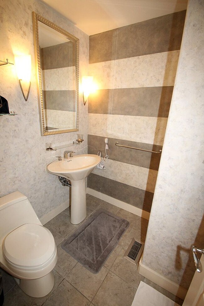 Building Photo - LUXURY 4 BEDROOM BELLEVUE HOME IN ‘THE SUM...