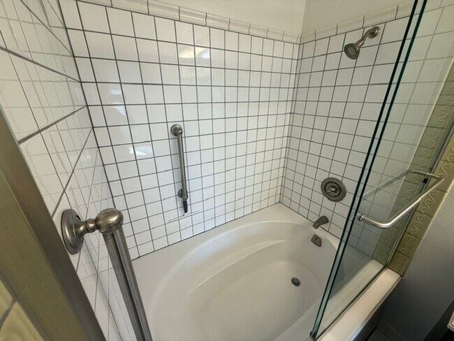Building Photo - 512 Toyon Pl
