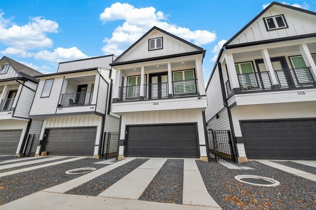 Building Photo - 910 W 21st St