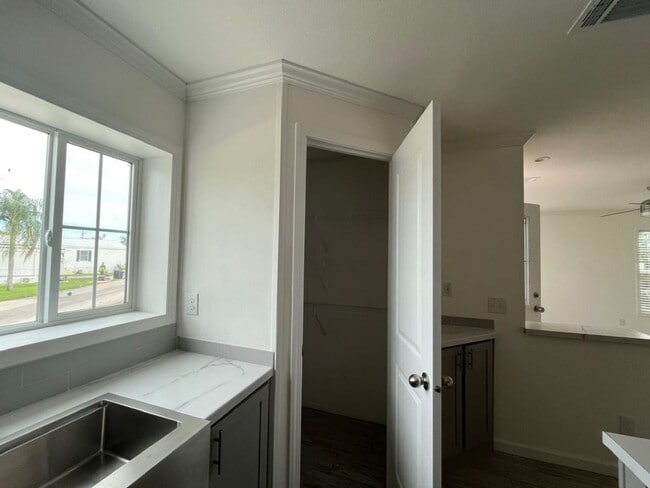 Building Photo - 24 Eland Dr