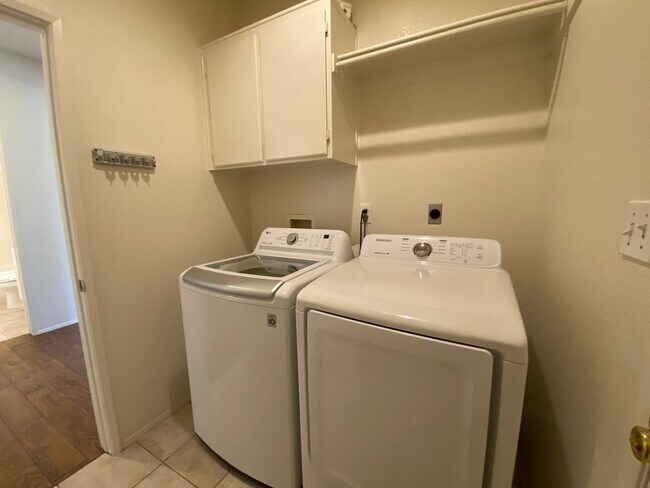 Building Photo - Spacious 3 Bedroom, 2 Bath located in Treasures of Caste Creek Community!