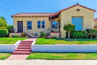 Building Photo - Charming Corner Unit One Bedroom! Large Pa...